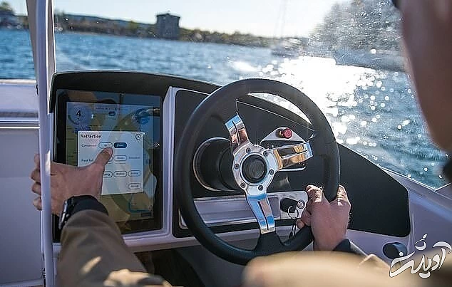 قایقی که بالاتر از سطح آب حرکت میکند!